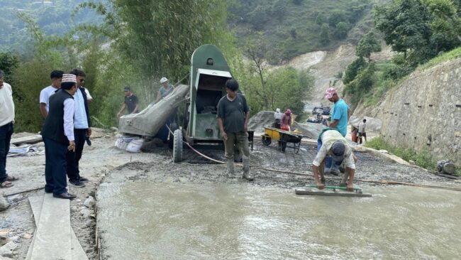 नगरप्रमुख रमेश नापितद्वारा धारापानी पटाप सडक निर्माणकाे अनुगमन (फाेटाे फिचर)