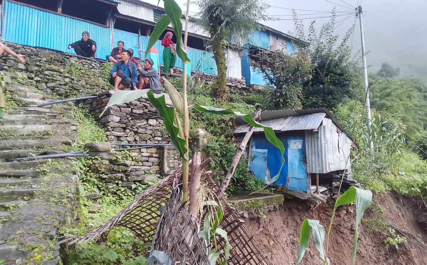 धादिङको किचेतमा पहिरोले गाउँ नै जोखिममा
