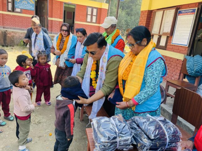 पानीट्यांकी युवा समाजको देउसी – भैलोको रकम न्यानो कपडा र शैक्षिक सामग्री वितरणमा