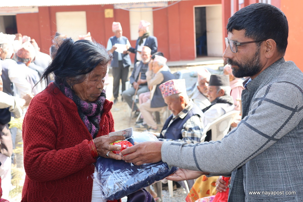 वडा नम्बर १ का अध्यक्ष बाबुराम दंगालद्धारा ३ सय जेष्ठ नागरिकलाई न्यानो कपडा वितरण