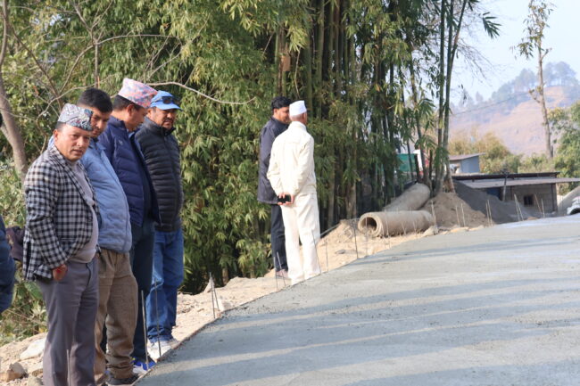 नगरप्रमुख नापितद्धारा कृष्णभक्त राजमार्गको ढलान कार्यको अनुगमन