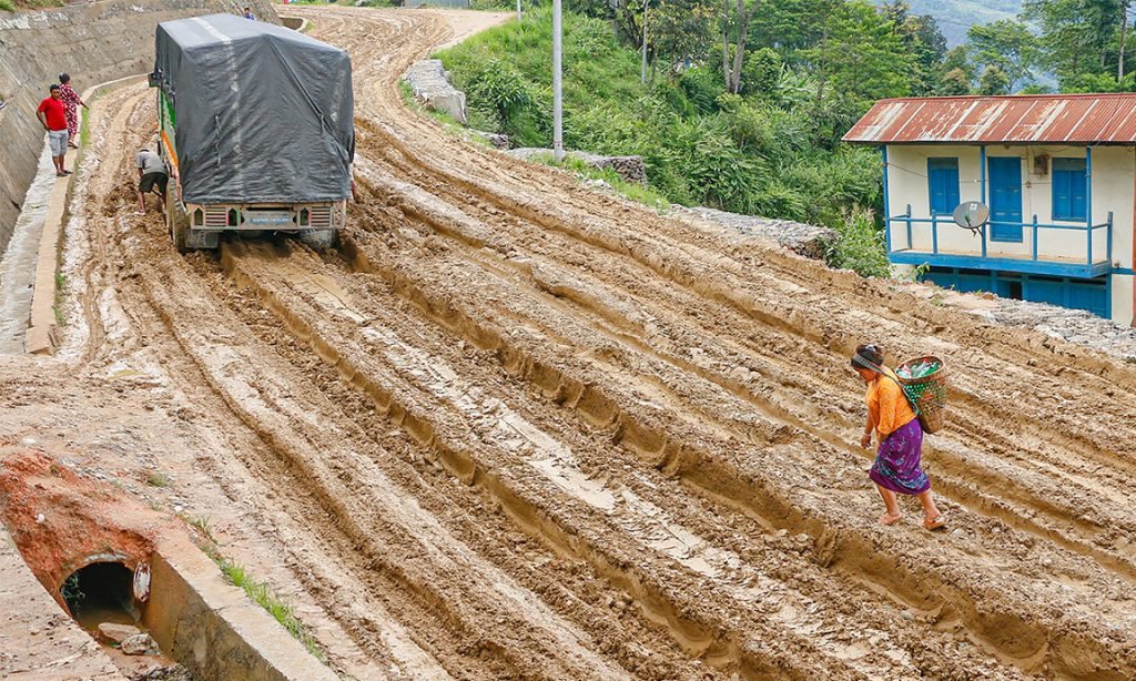 वर्षाले सूर्यविनायक–साँगा सडक एकतर्फी, ठूला सवारी रोकिए