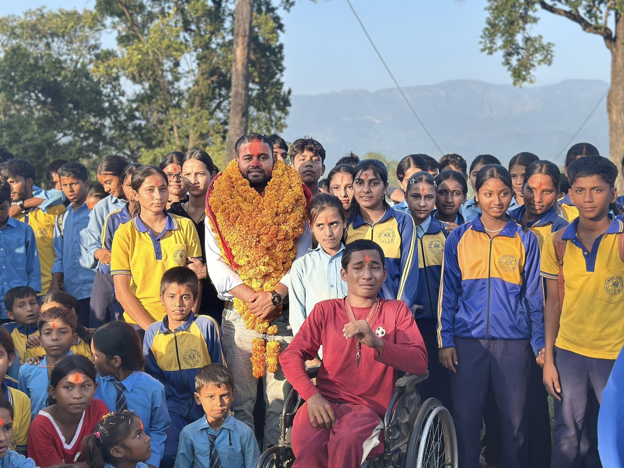 नेपालमा सम्भावना नदेखेपछि दक्ष जनशक्ति विदेशतिर, गणित शिक्षक खनालको भाबुक हुदै विद्यालयले गर्याे विदाइ ।