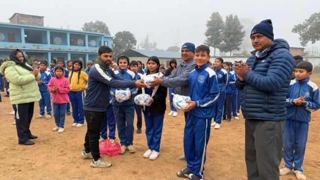 जिल्ला खेलकुद सुर्खेतका सदस्य मदन रिमाल द्वारा बिद्याज्योति मा.वि.बाबियाचाैरलाइ फुटबल वितरण